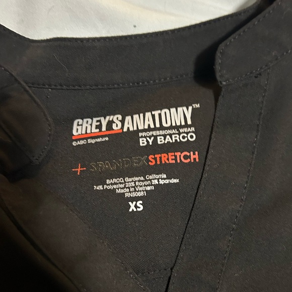 Grey’s Anatomy Spandex Stretch Avery 2-Pocket Banded Collar Notch Sleeve Top - Picture 2 of 5